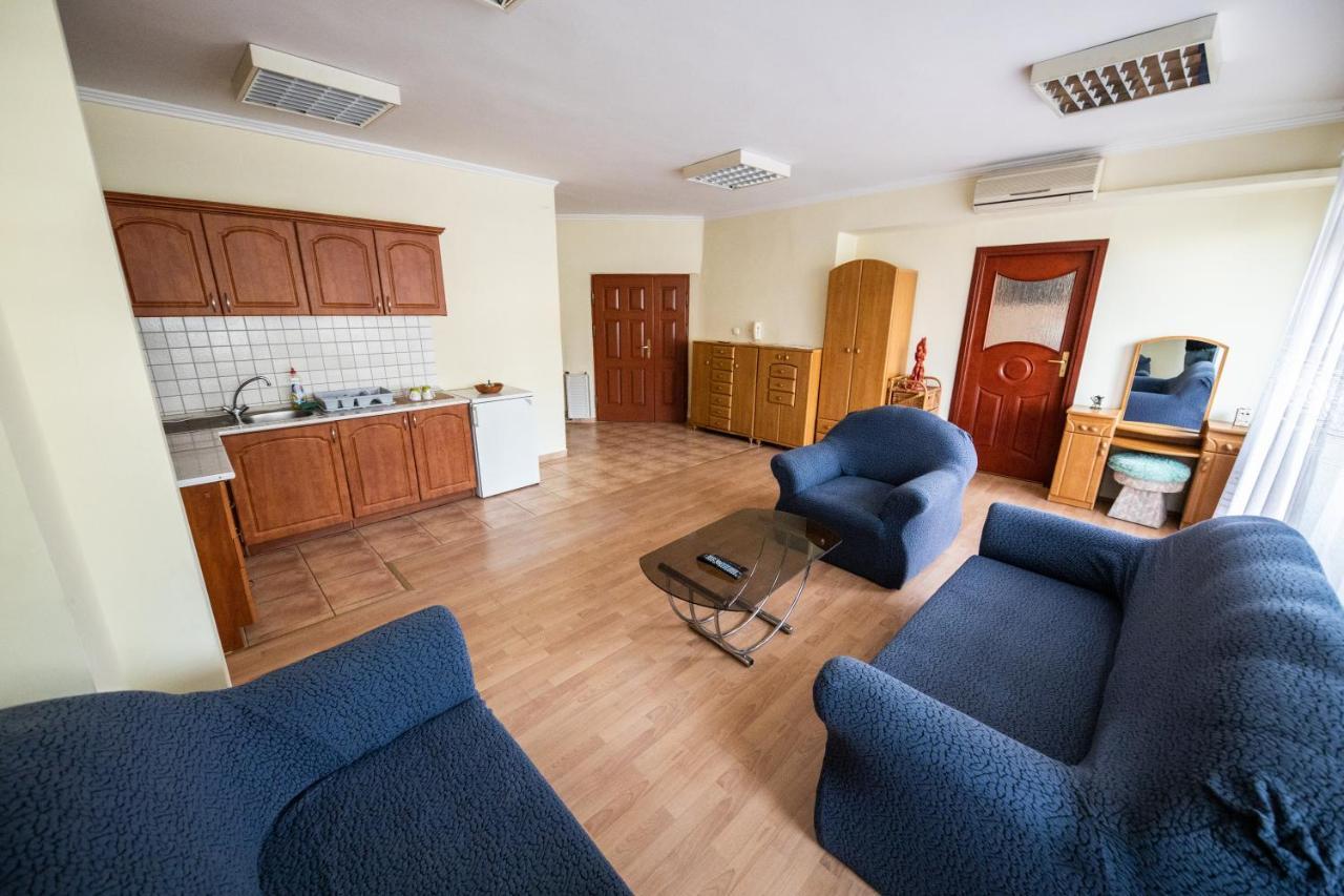 Апартаменты Elit Apartman Дебрецен Экстерьер фото